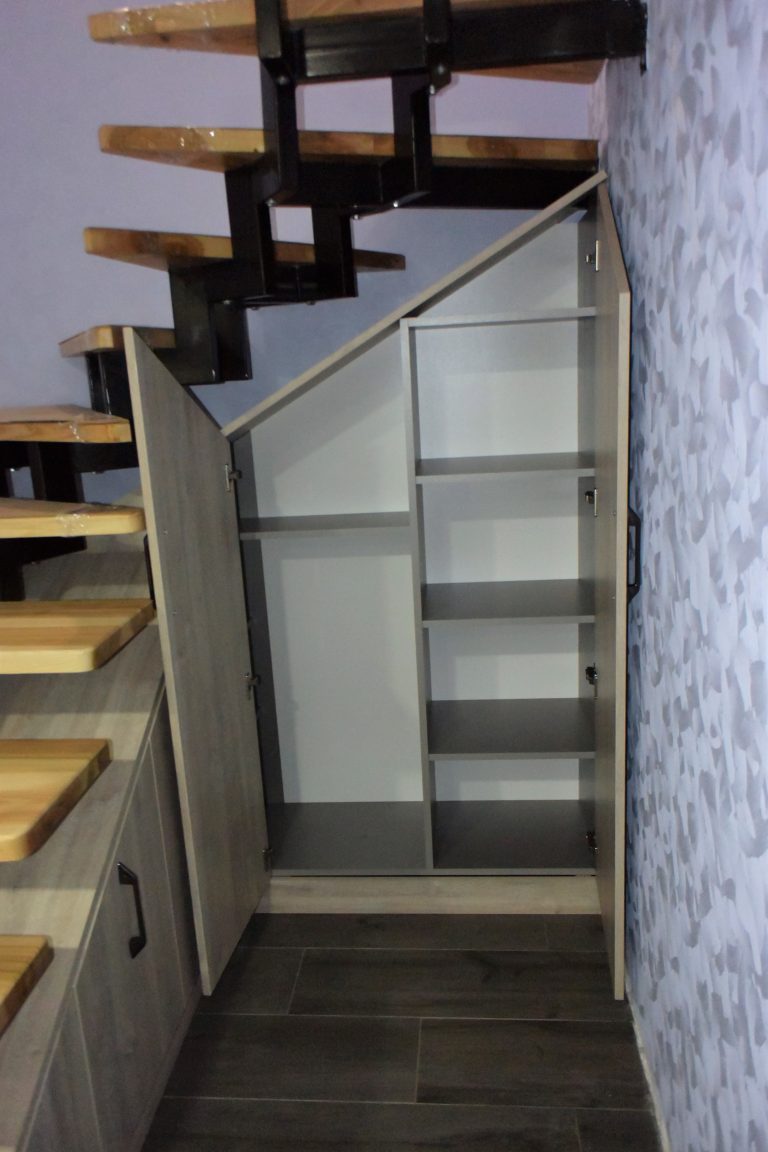 Лестница и встроенный шкаф